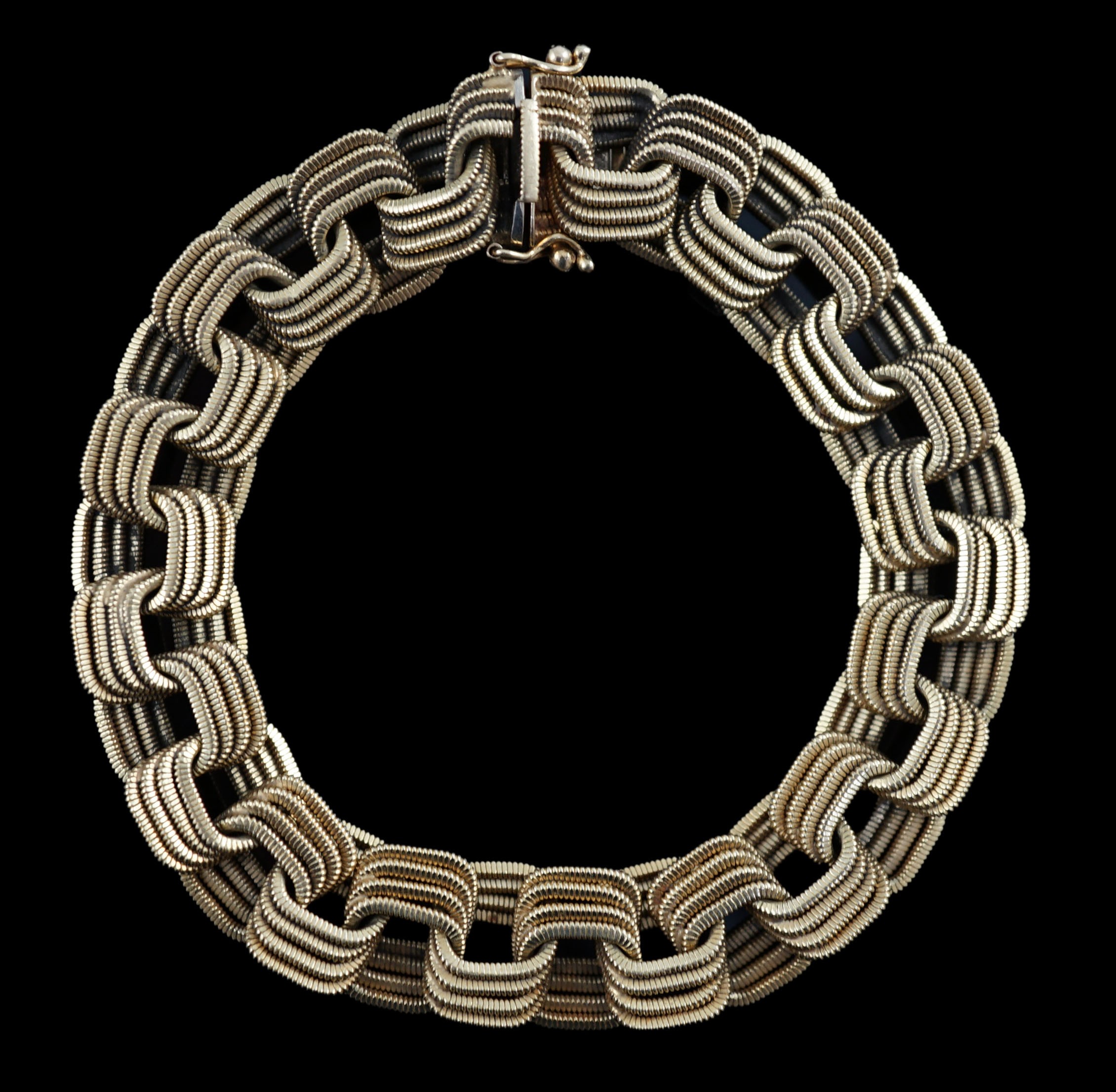A modern Italian Uno A Erre textured 18ct gold interwoven bracelet